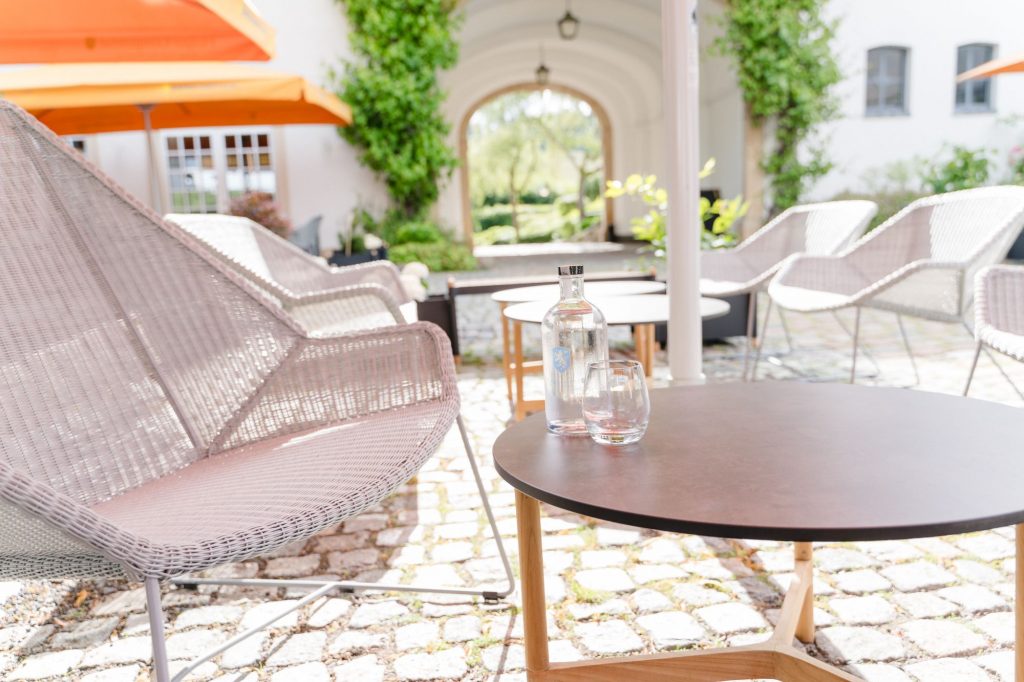 Sonnige Innenhof-Terrasse mit Sitzplätzen im historischen Hofgut Georgenthal
