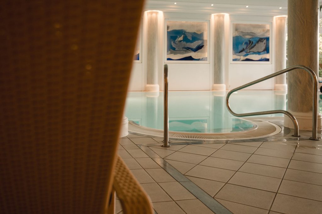 Lichtdurchfluteter Indoorpool im Wellnessbereich des Hofguts
